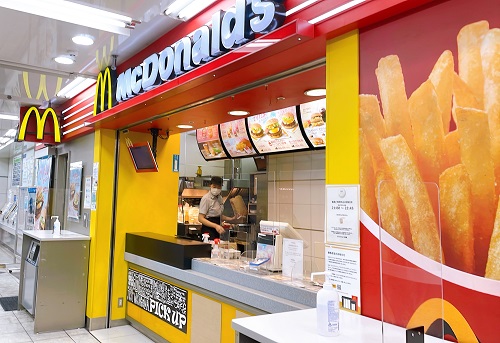 マクドナルド 羽田空港第１ターミナル駅店の店舗前