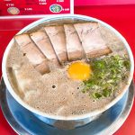 濃厚な豚骨スープに隠れた餃子が印象的☆博多だるまさんの月見チャーシューワンタンメン!