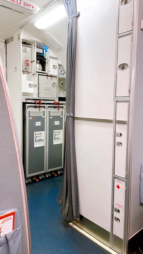 福岡から名古屋(2022.4.6)までの機内(最前列)