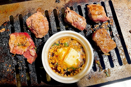熟成焼肉 肉源 六本木店のヒレ角の焼き写真