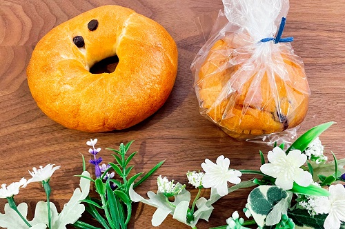 kona+ ベーグルと米粉おやつと。のチョコチップとブルーベリークリームチーズ