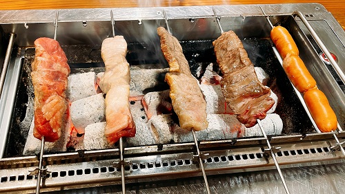 くるくる炭火焼き 民のくるくる肉盛り合わせ