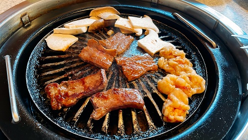 栄作の肉を焼いているところ