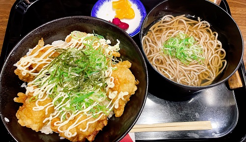 うどん・そば・呑み処 三条坊の鶏マヨ丼セット