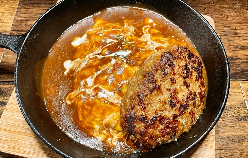 オム屋 歌舞伎町の特製デミグラスソースのクリームリゾット on the ハンバーグ