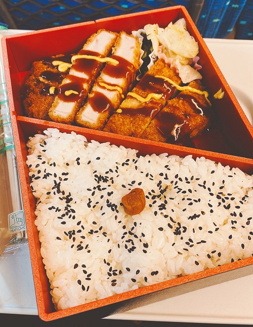 新幹線新横浜駅下りホーム10号店の厚切りロースとんかつ弁当