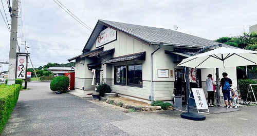 東かがわマルタツ手打ちうどんの店舗前