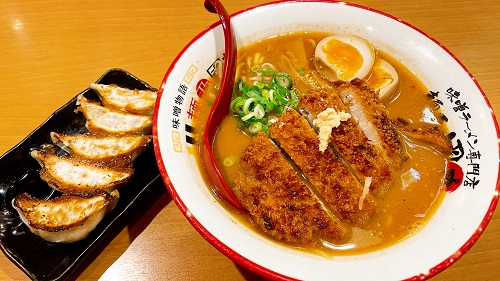 麺屋 國丸 徳島北島店の北海道百年味噌 味噌カツラーメンと自家製餃子