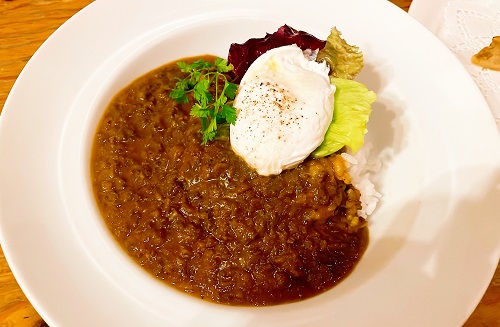 Brasserie24°Cのキーマカレー ポーチドエッグ乗せ