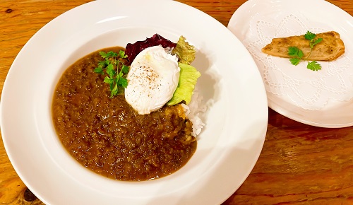 Brasserie24°Cのキーマカレー ポーチドエッグ乗せとポテト