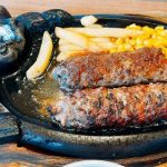 ブロンコビリー名物!鉄板の上で食べるビーフステーキが濃厚でご飯が進みます♬