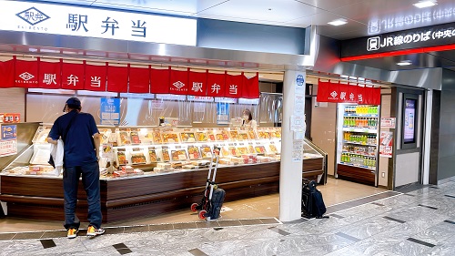 駅弁当 新幹線口の店舗前