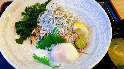 ROYAL 淡路SA上り線店の淡路産しらすと鳴門わかめの丼