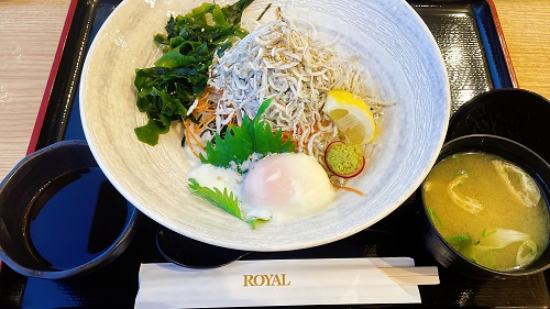 ROYAL 淡路SA上り線店の淡路産しらすと鳴門わかめの丼定食