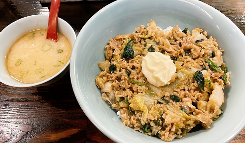 くりやんのパク丼とスープ