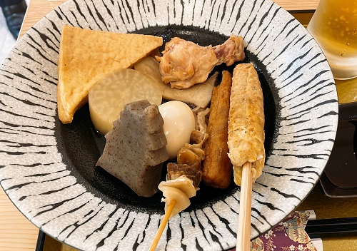 姫路の地酒と姫路おでん本舗の秀吉トッピング手羽元