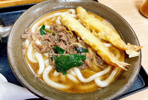 牧のうどん 博多バスターミナル店の肉うどんとトッピングえび天