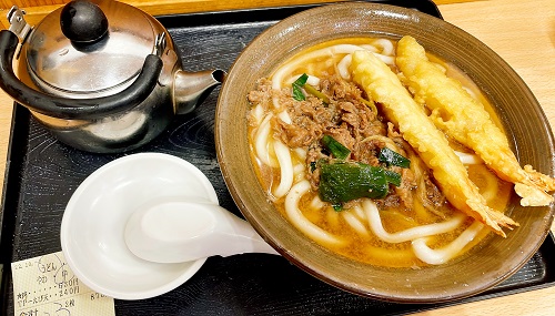 牧のうどん 博多バスターミナル店の肉うどんにトッピングえび天