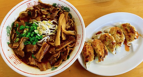 支那そば 青空の支那そば肉入りとギョーザ