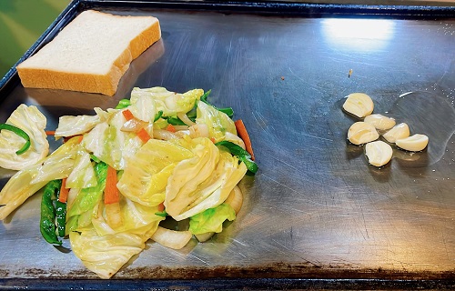 ステーキハウスさちの前菜とニンニク