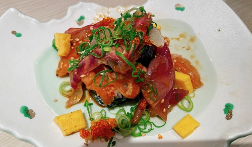 元祖ぶっち切り寿司 魚心 梅田店の海鮮ユッケこぼれ寿司