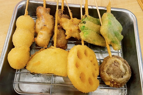 屋台居酒屋 大阪 満マル 岡山駅前店の串カツ盛り合わせ
