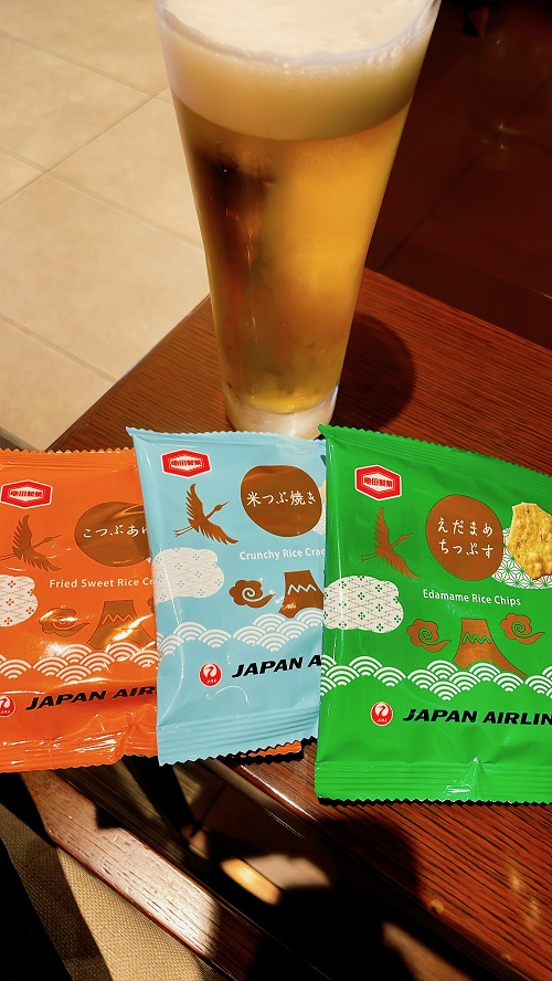 松山空港のラウンジのビールとおつまみ