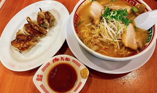 豚太郎 新居浜店のチャーシューメン(味噌)と餃子
