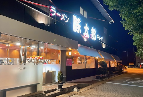 豚太郎 新居浜店の店舗前