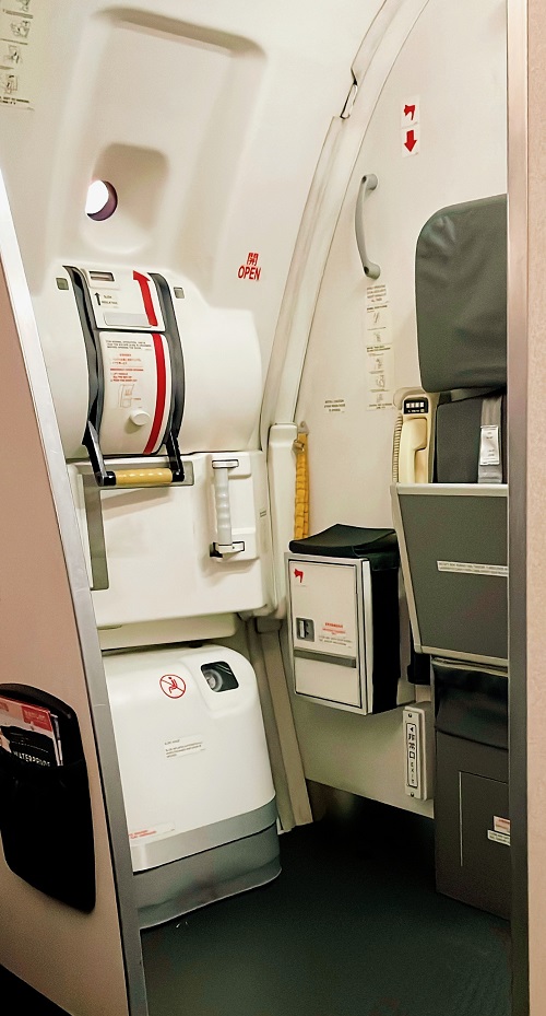 飛行機の搭乗口(2023.2.8)