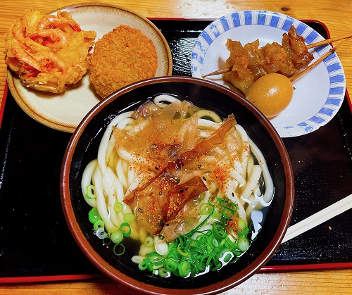 手打ちうどん つるやのかけうどんトッピングかき揚げとコロッケとおでん