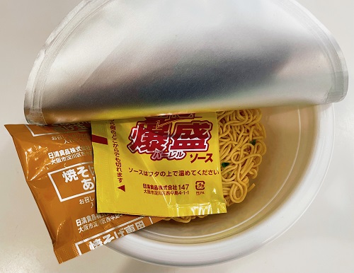 日清焼そばU.F.O.爆盛バーレルの薬味