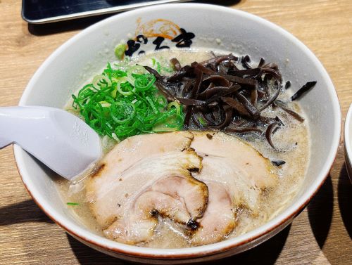 博多だるま DEPARTURE店の博多豚骨ラーメン